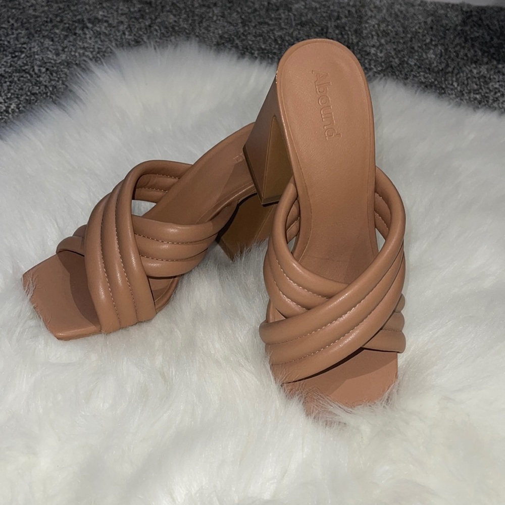 Nerver been wear, it looks brand new. But no Box